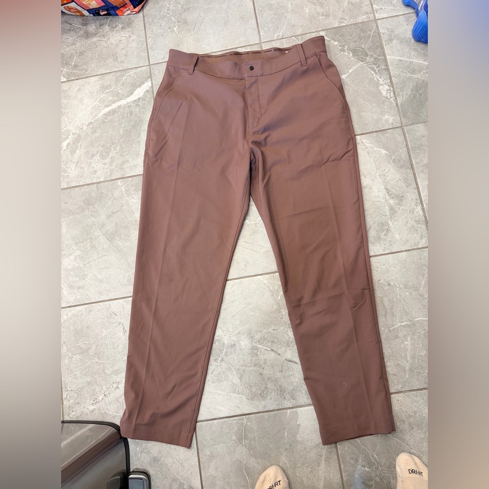 EUC like new mens Nike mauve golf pants size 36x32